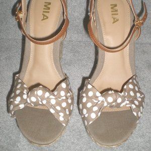 MIA Natural/White Dot Canvas Wedge Women's 8.5 Med
